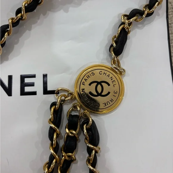 Authentic CHANEL Rue 31 Cambon vintage quilted leather medallion belt - Picture 5 of 11